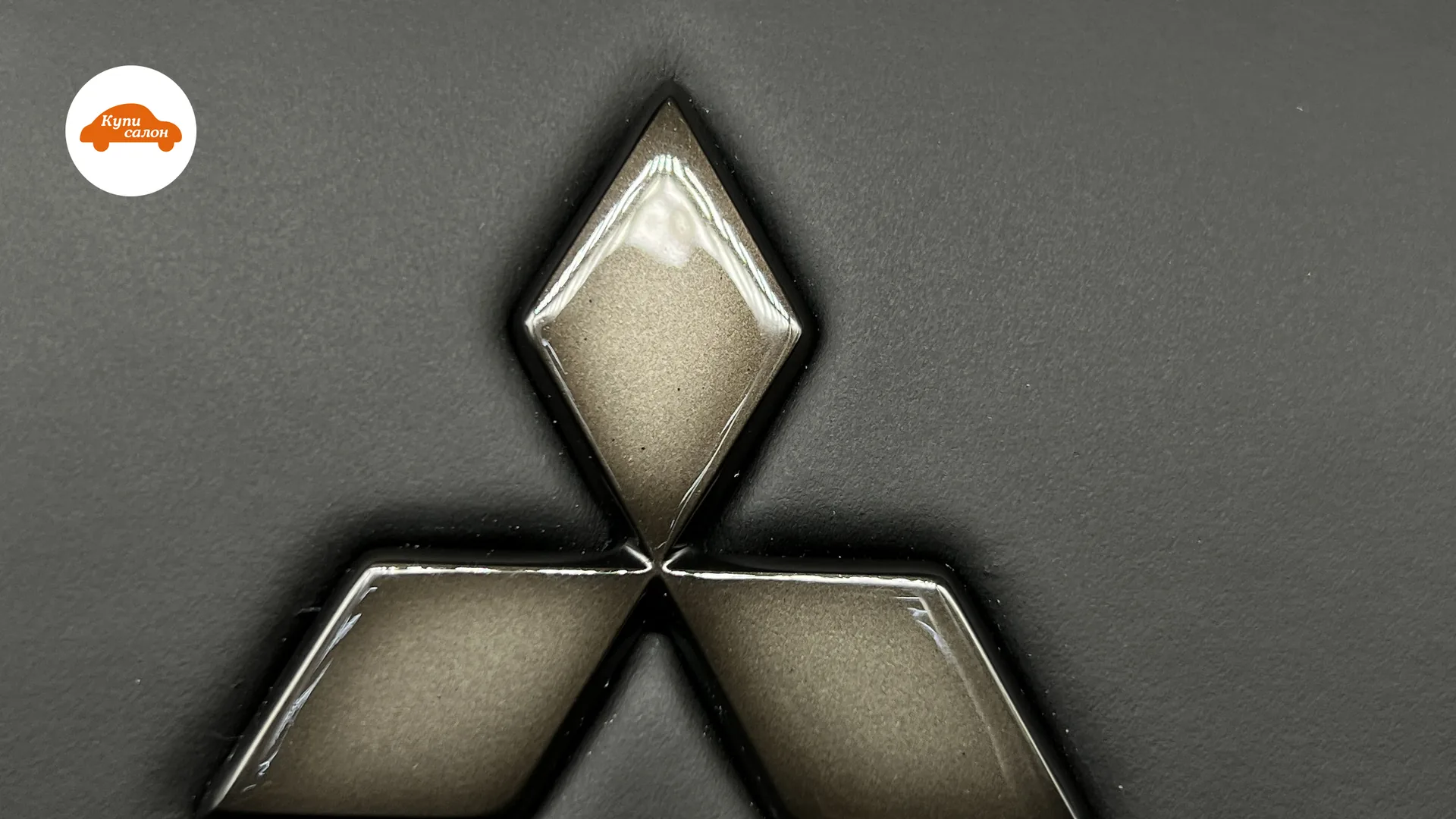 Перетяжка руля Mitsubishi в черную кожу с белой строчкой