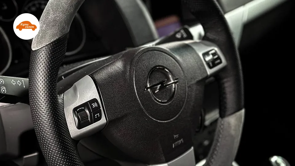 Перетяжка руля Opel в алькантару и перфорированную кожу, черный и серый цвета