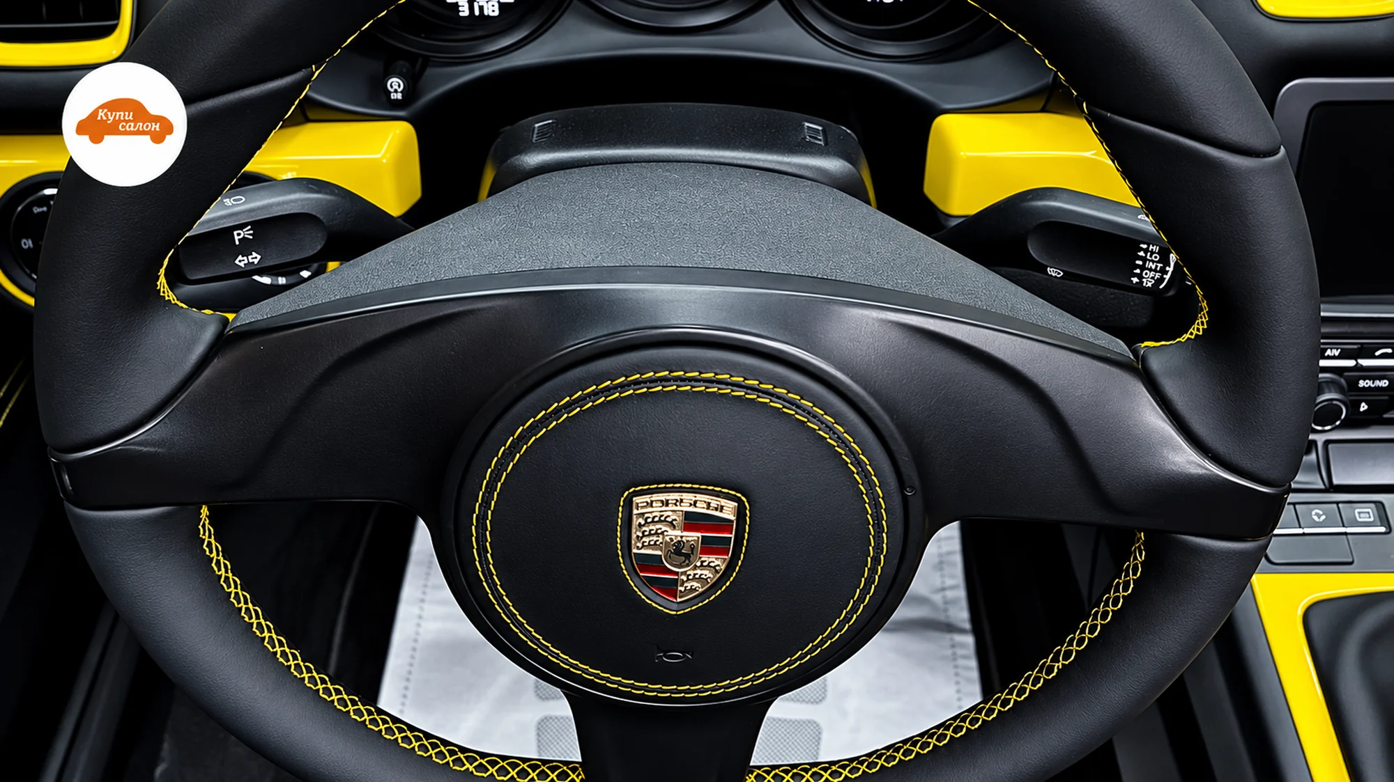 Перетяжка руля и торпедо в Porsche черной кожей с желтой строчкой, вид из салона
