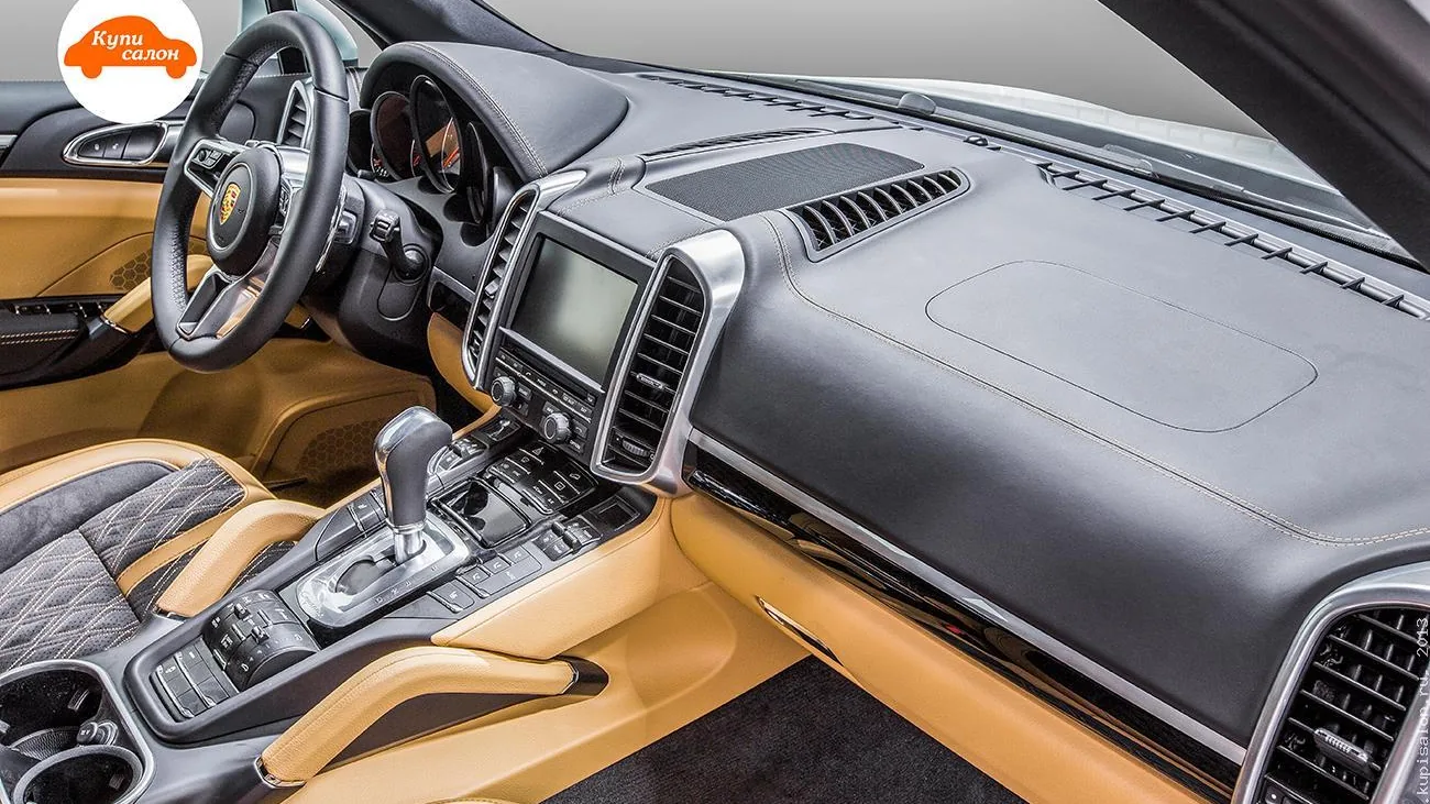 Перетяжка салона Porsche Cayenne: черная и бежевая кожа, перфорация, декоративная строчка