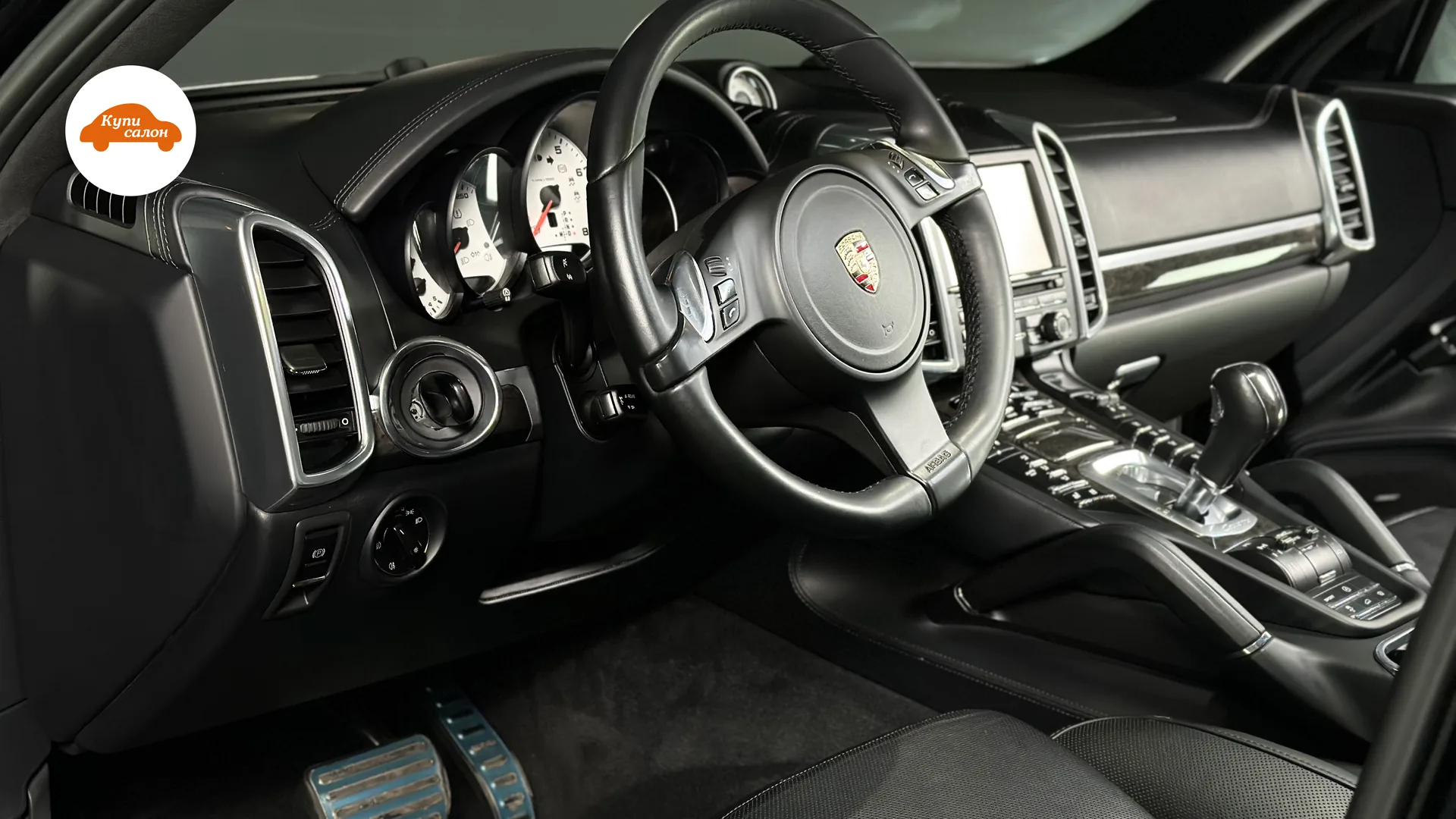 Интерьер Porsche Cayenne, перетяжка руля, сидений и торпедо черной кожей с перфорацией и строчкой