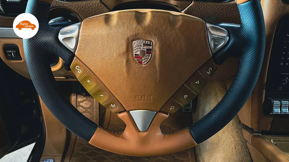 Перетяжка руля и сидений Porsche Cayenne в коричневую и черную кожу с перфорацией и ромбовидной строчкой.