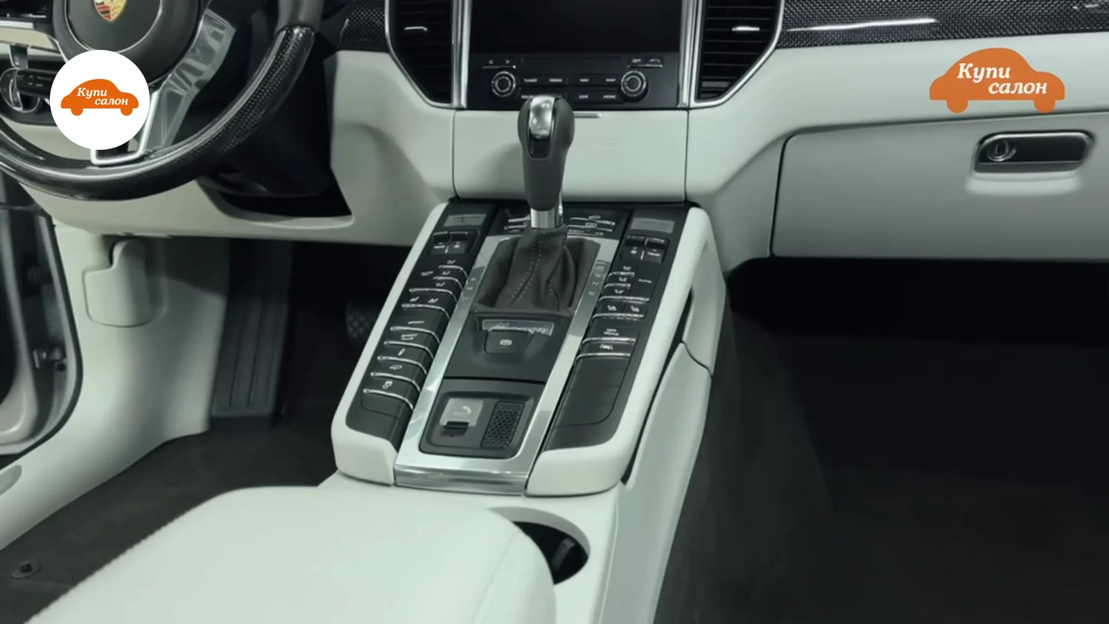 Интерьер Porsche, перетяжка руля карбоном, центральная консоль в светлой коже, ручка АКПП.