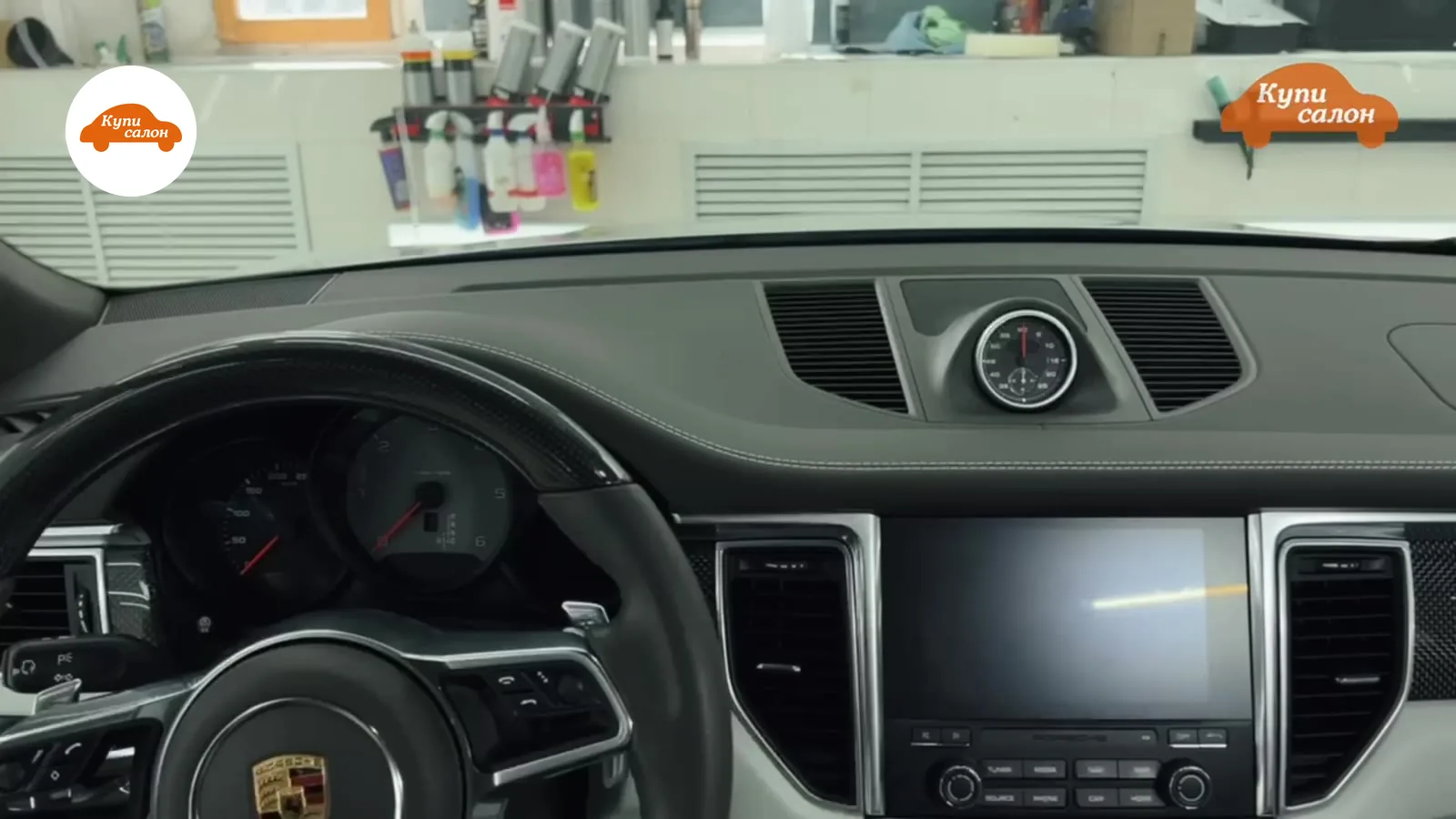Интерьер Porsche Macan, перетяжка руля и верхней части торпедо кожей с белой строчкой, карбоновые вставки на руле.