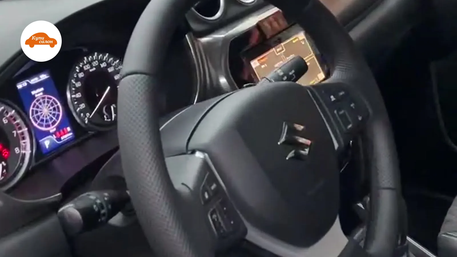Интерьер Suzuki с перетянутым рулем из экокожи черного цвета и сиденьем с ромбовидной прострочкой