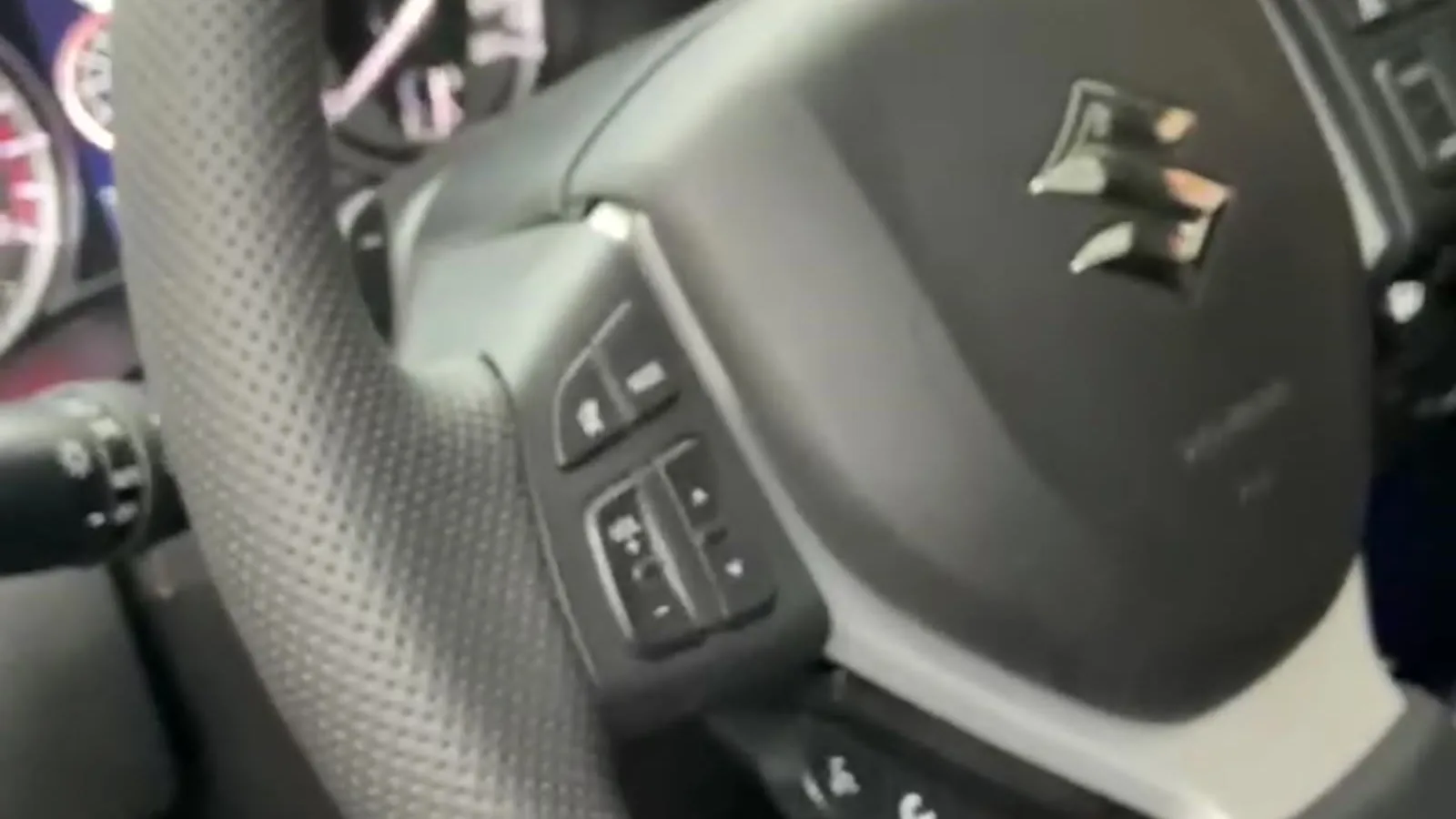 Перетяжка руля Suzuki Vitara в черную перфорированную экокожу
