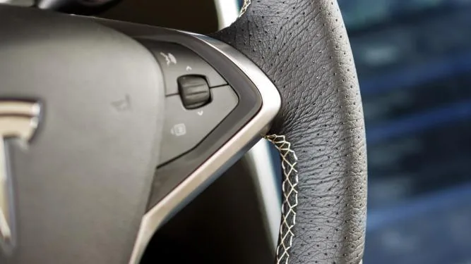Перетяжка руля Tesla — Tesla — перетяжка руля
