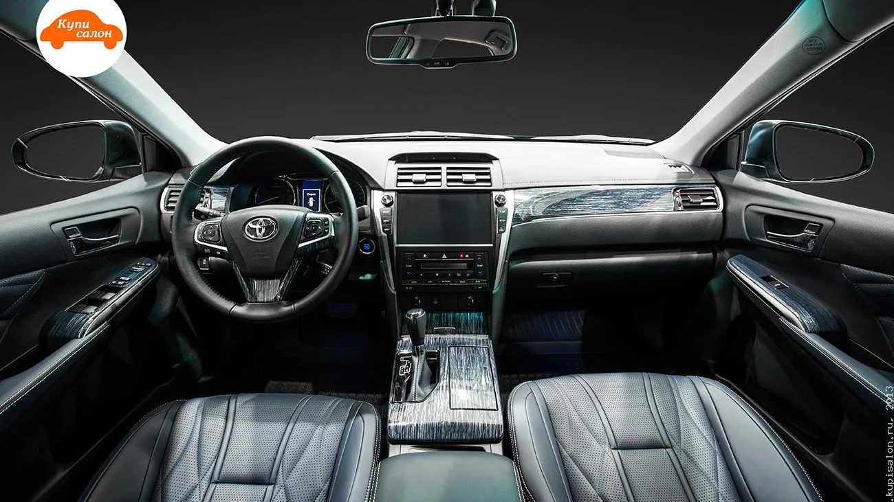 Аквапринт вставок салона Toyota Camry: накладки панели, консоли, руля и дверей с тёмно-синим рисунком в тон обивки