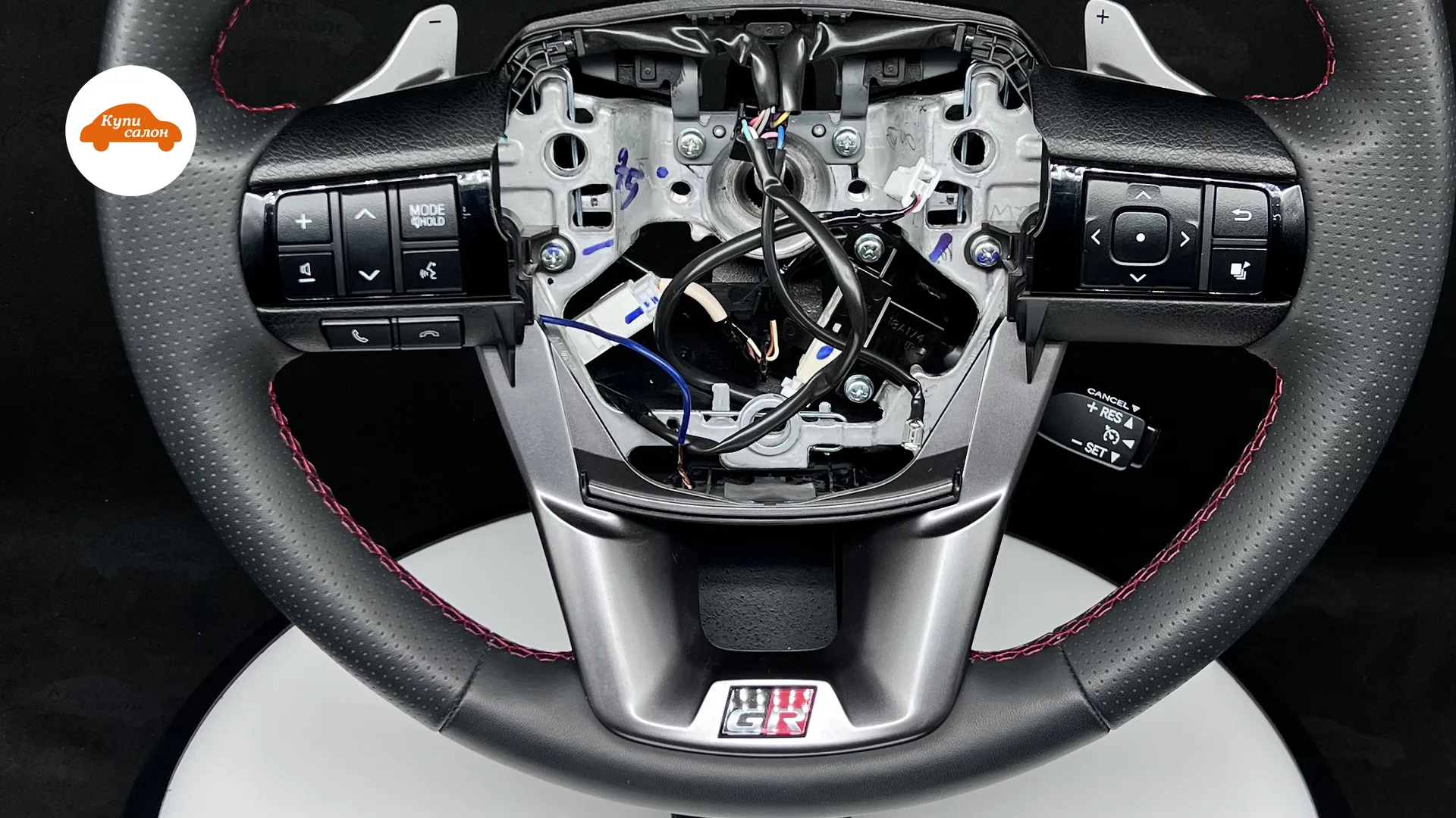 Перетяжка руля Toyota GR, черная перфорированная кожа, красная строчка, красная метка.
