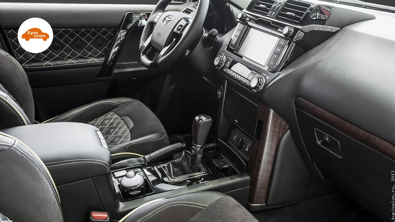 Перетяжка салона Toyota Land Cruiser Prado 150: сиденья, дверные вставки, руль, подлокотник в черной коже с ромбовидной строчкой