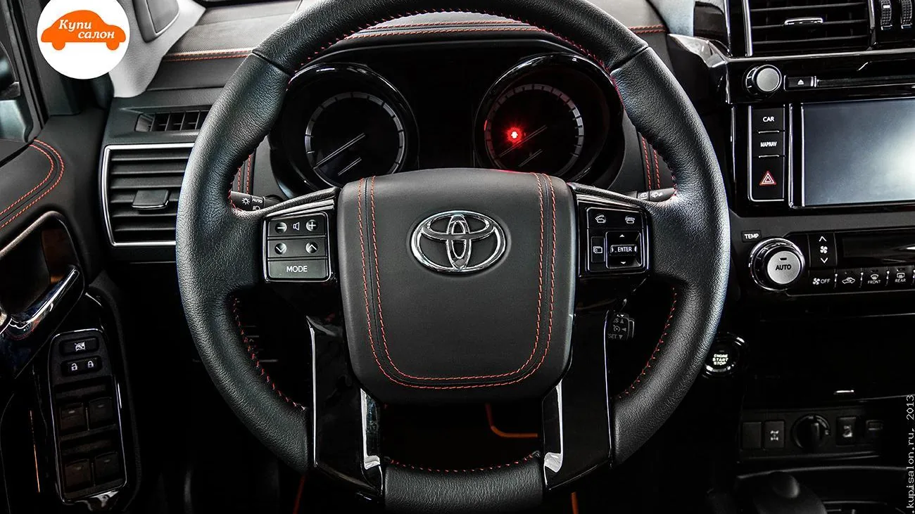 Руль Toyota Land Cruiser Prado в чёрной коже с красной строчкой на ободе и подушке — работа КупиСалон