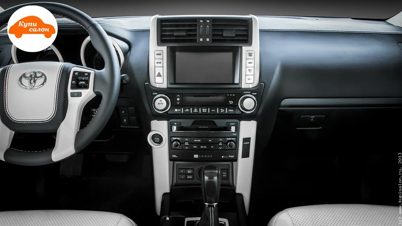 Toyota Land Cruiser Prado 150: чёрное торпедо и белые окрашенные накладки центральной консоли — работа КупиСалон