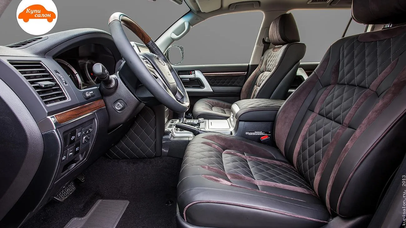 Перетяжка салона Toyota Land Cruiser 200, черная кожа и алькантара с ромбовидной строчкой
