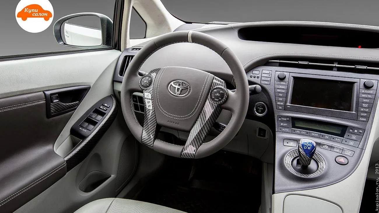 Интерьер Toyota Prius с перетяжкой руля, ручки КПП и вставок в двери под карбон, серый цвет