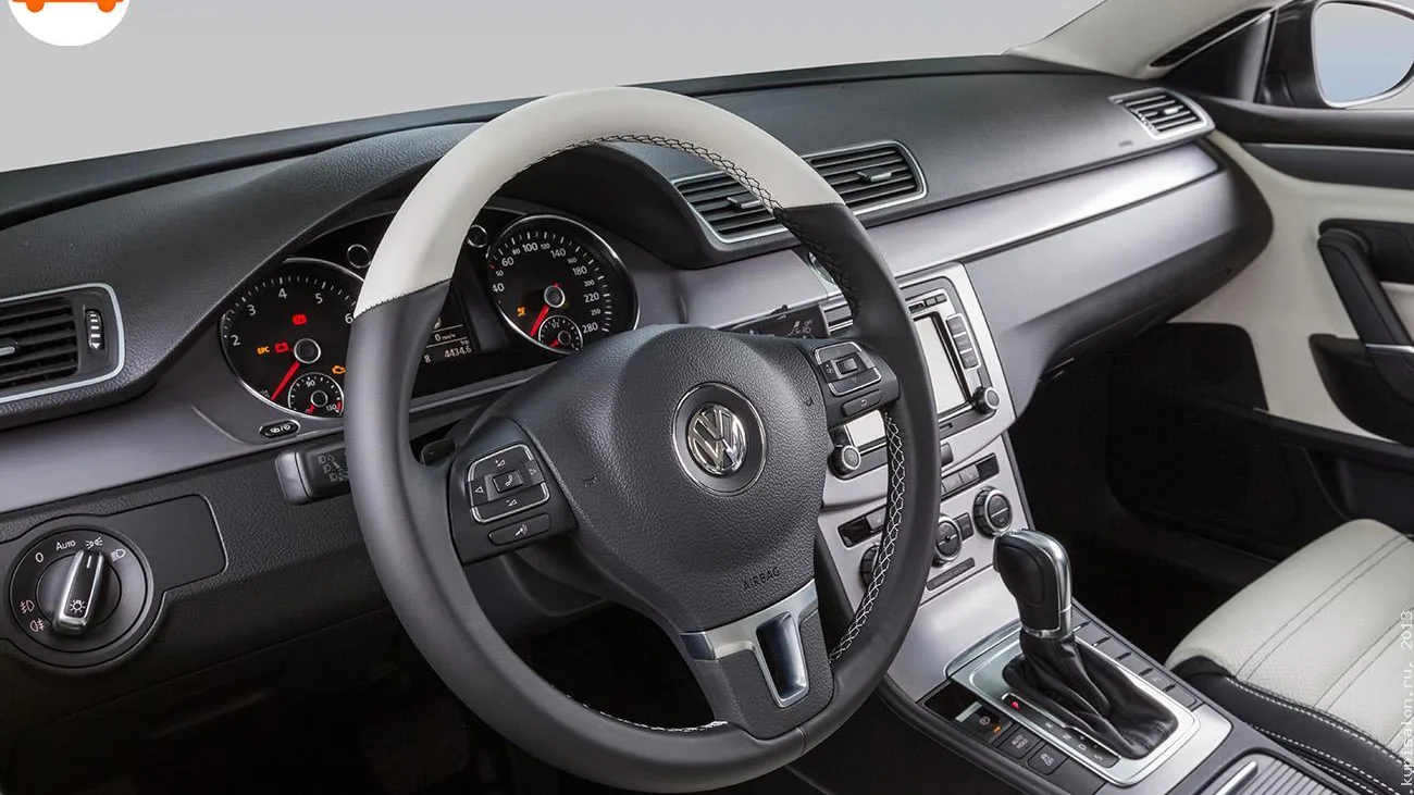 Перетяжка руля и элементов салона Volkswagen Passat CC, кожа, экокожа, белый, черный, строчка