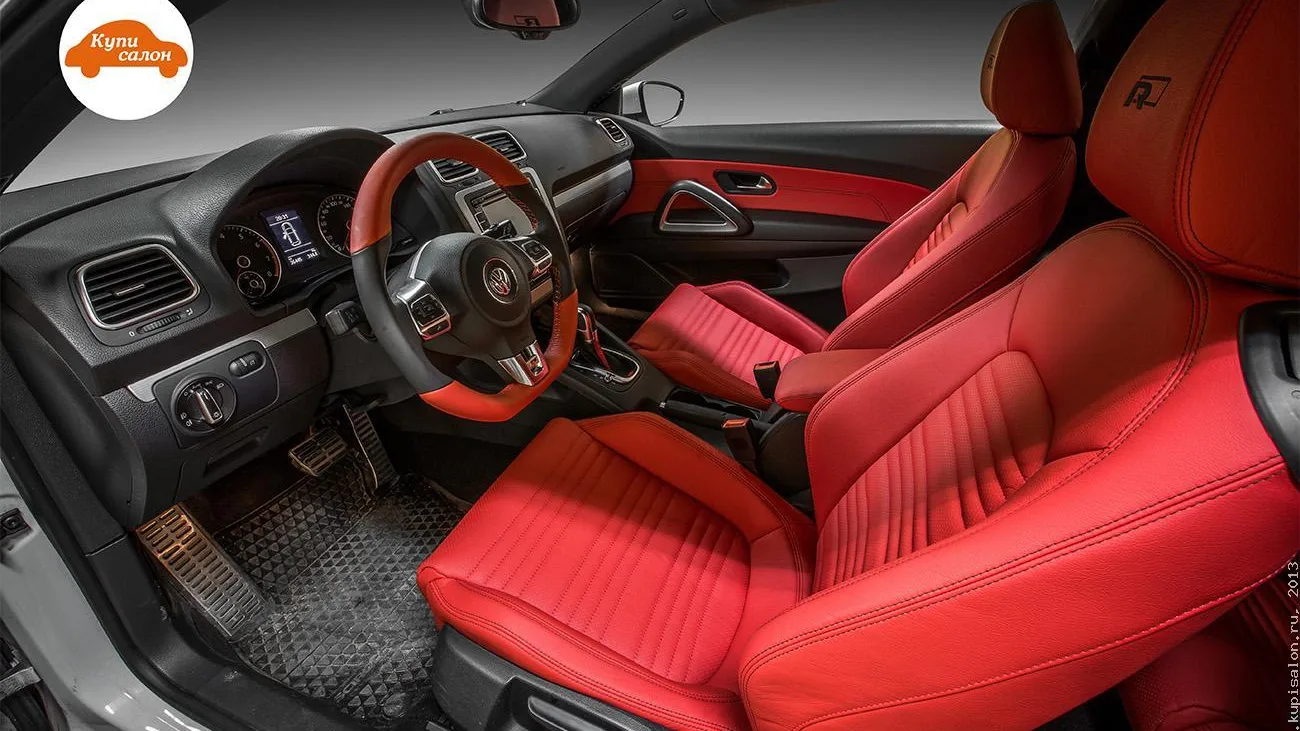 Перетяжка салона Volkswagen Scirocco красной кожей и черной кожей на руле, с декоративной строчкой