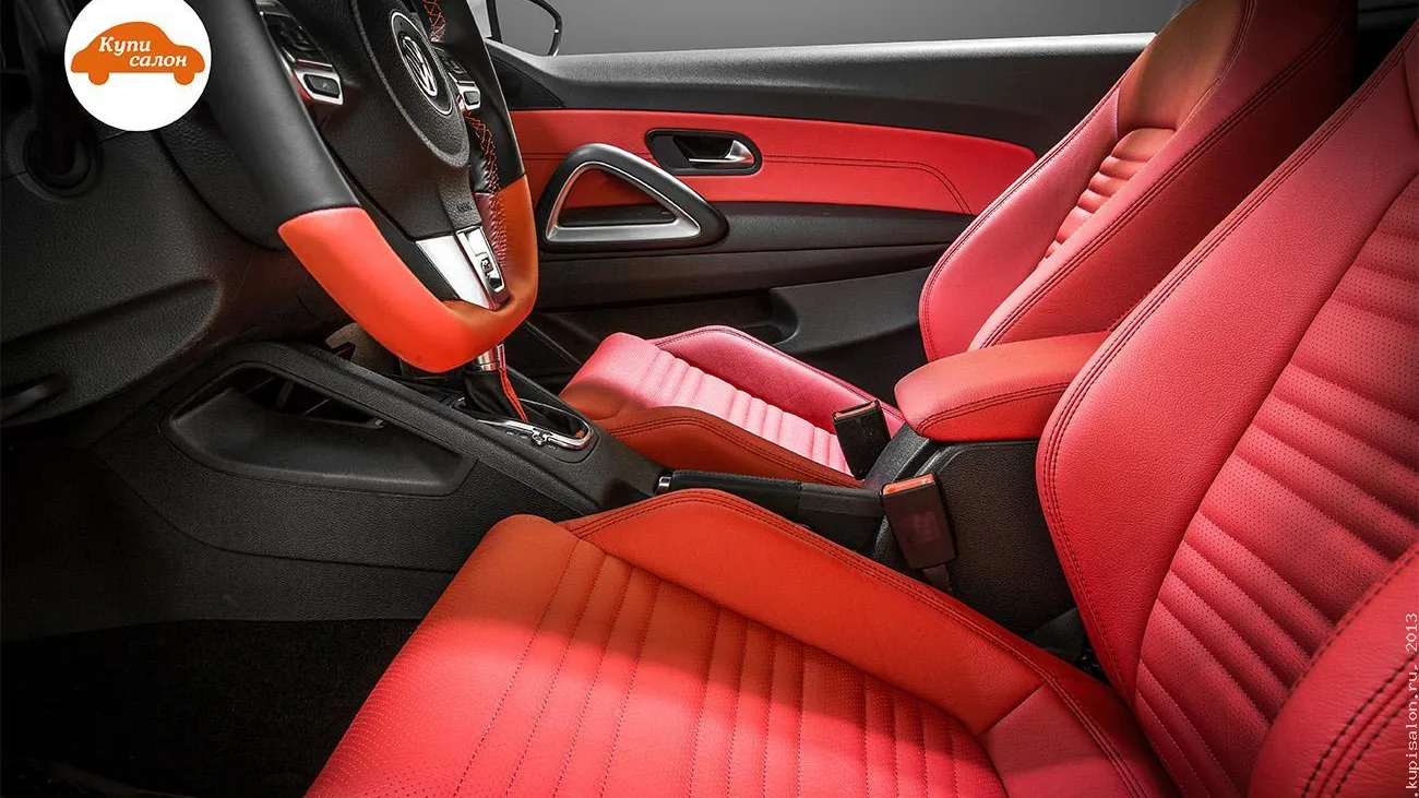 Перетяжка салона Volkswagen Scirocco красной кожей с перфорацией и черными акцентами на руле