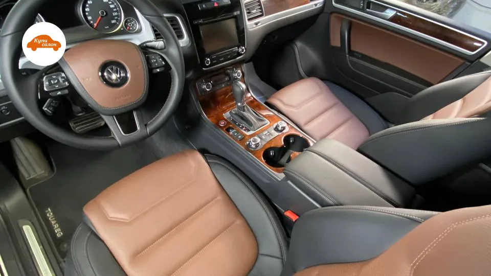 Интерьер Volkswagen Touareg, перетяжка сидений и руля в коричневую и серую кожу, деревянные вставки