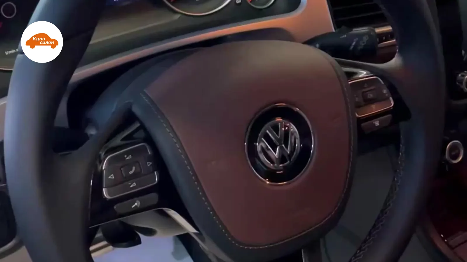 Перетяжка руля Volkswagen с коричневой вставкой из кожи