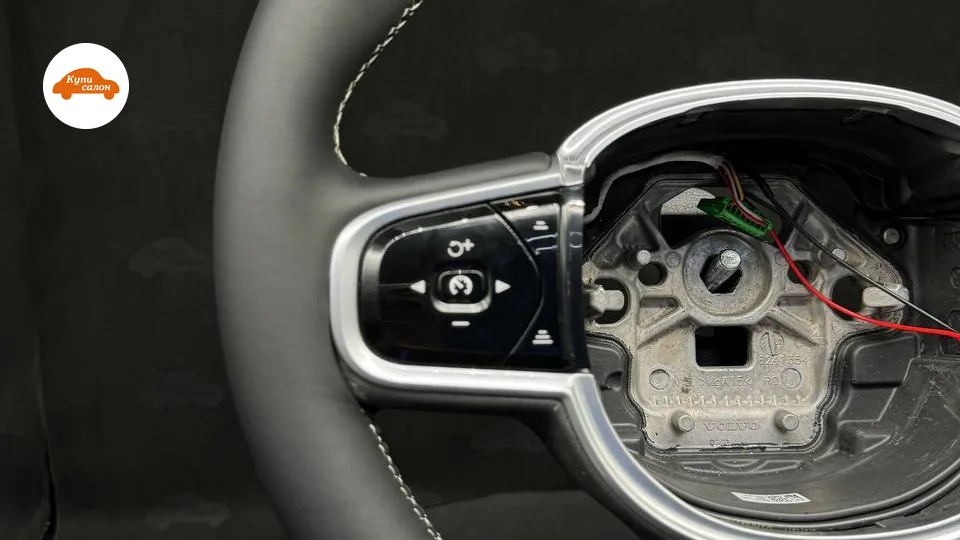 Перетяжка руля Volvo — снятый руль спереди, центральный модуль отсутствует