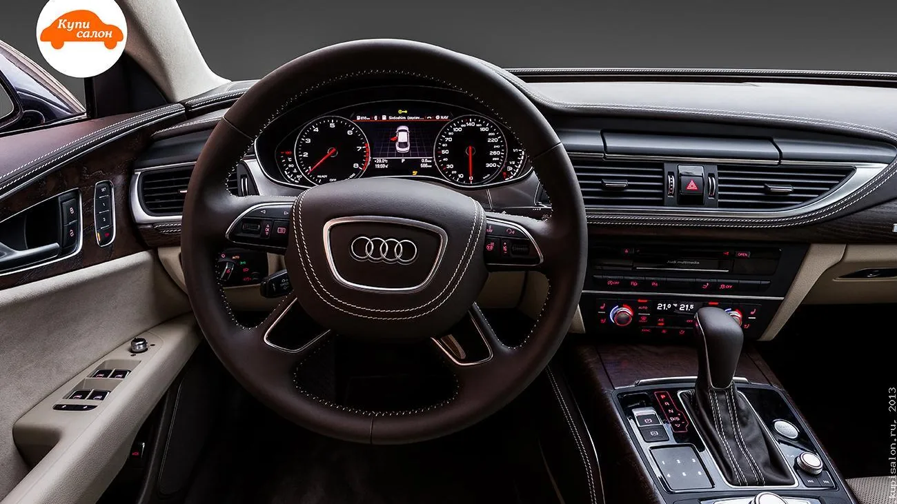 Интерьер Audi с перетянутым рулем, центральной консолью и дверными картами из кожи и алькантары