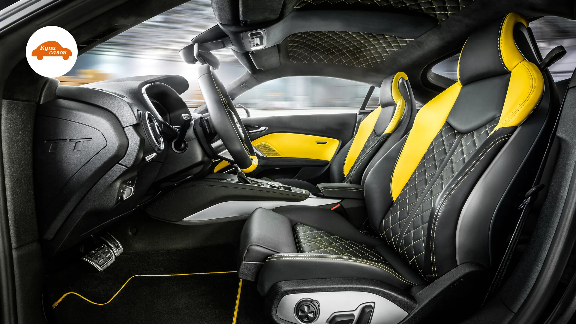 Перетяжка сидений Audi TT — передняя часть салона через открытую водительскую дверь