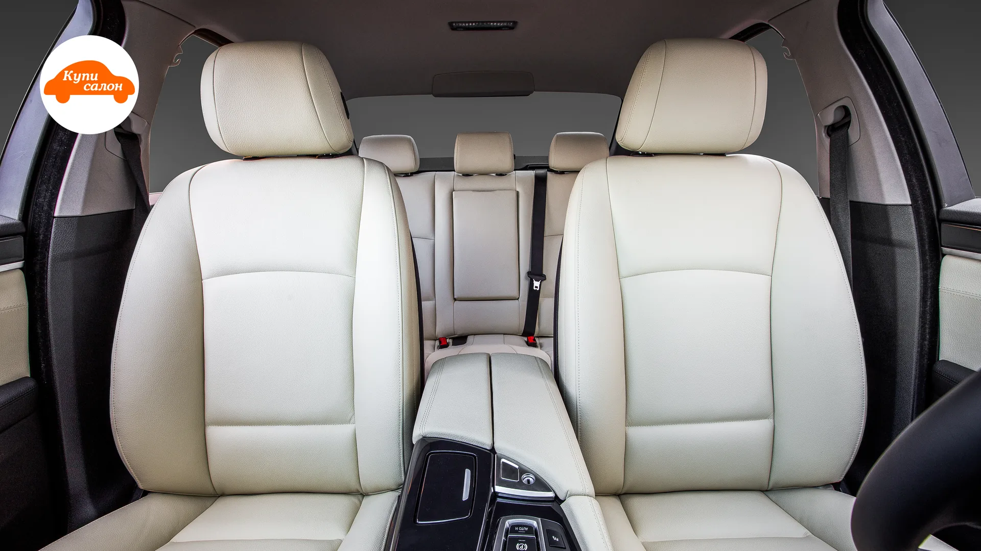 Перетяжка сидений BMW 5 Series — фронтальный вид на передние сиденья и задний диван