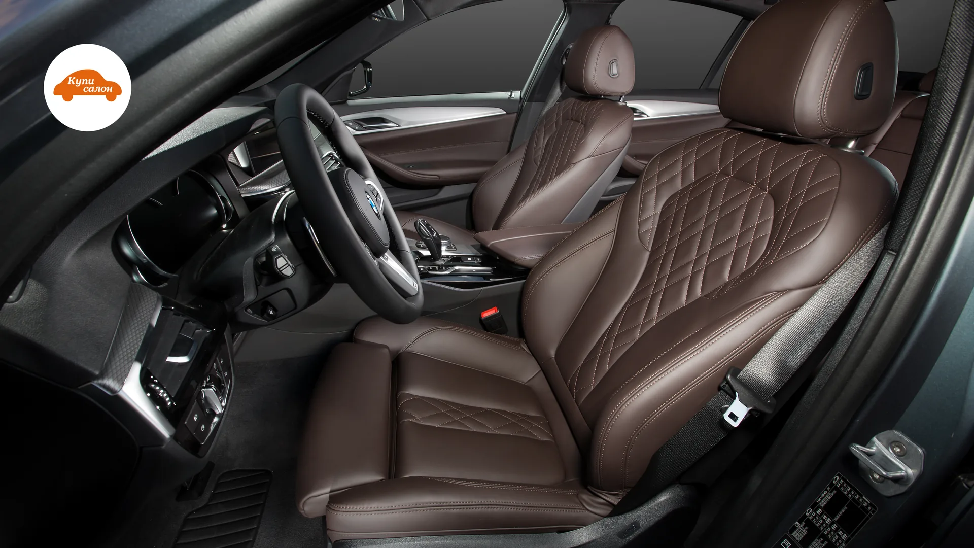 Перетяжка сидений BMW 5 Series — передние сиденья и торпедо через открытую водительскую дверь