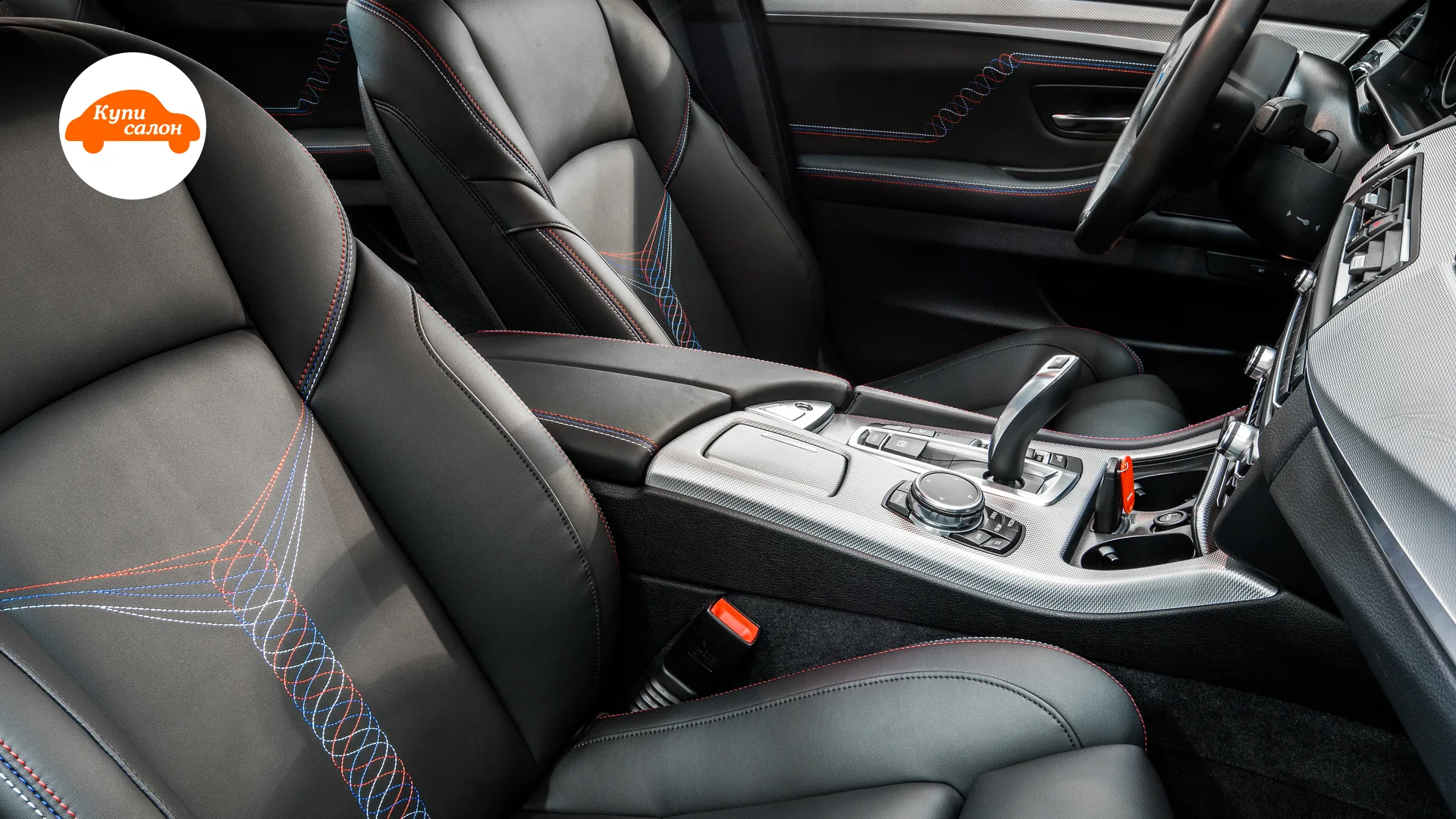 Перетяжка сидений BMW 5 Series — передние сиденья и центральная консоль со стороны пассажира
