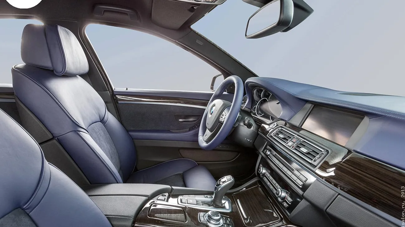 Перетяжка салона Bmw: сиденья, руль, дверные карты, торпедо в синей коже и алькантаре, деревянные элементы