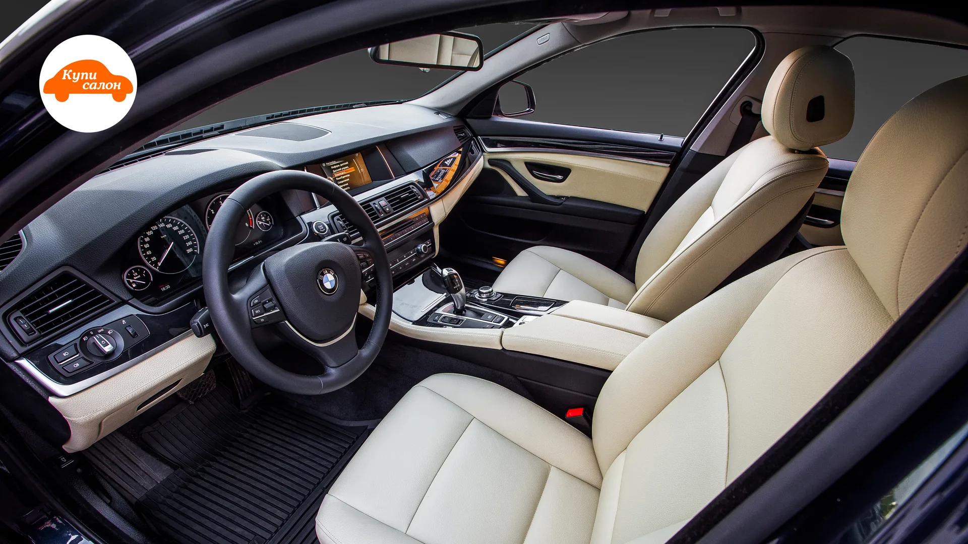 Перетяжка сидений BMW — общий вид переднего салона через водительскую дверь