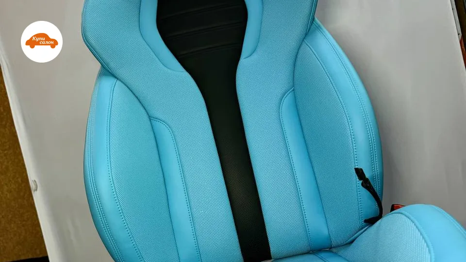 Перетяжка сидений BMW M в ярко-голубую кожу с черными вставками, перфорацией и логотипом M