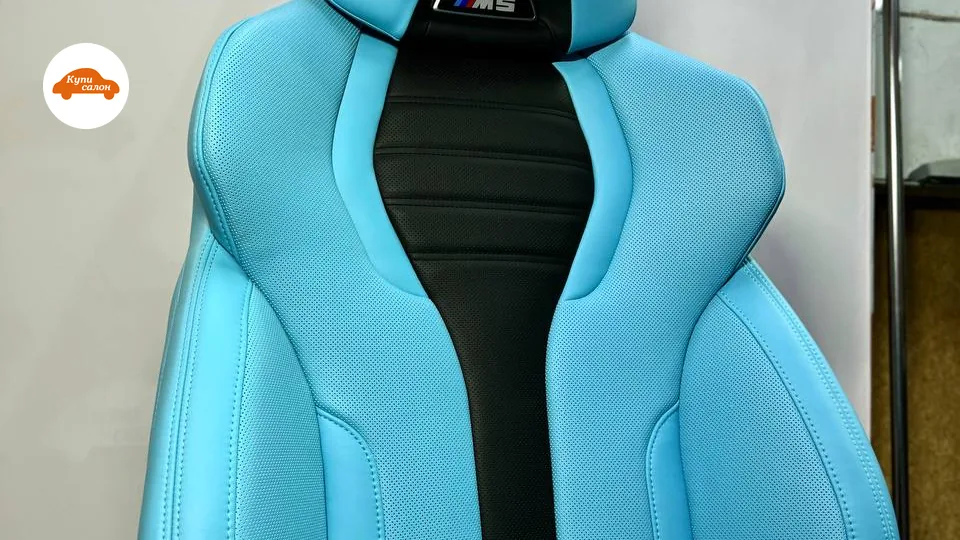 Перетянутое сиденье BMW M в бирюзовой и черной коже с перфорацией и вышивкой ///M S на подголовнике.