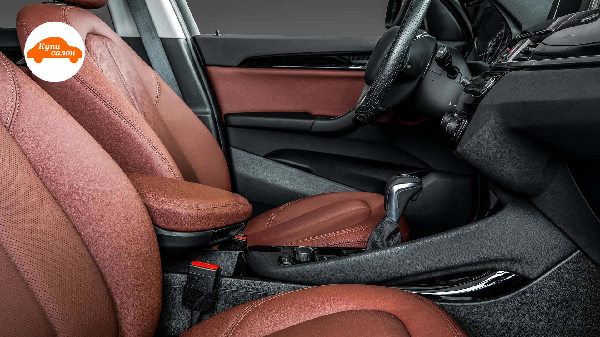 Перетяжка сидений BMW X1 — передние сиденья и центральная консоль со стороны пассажира