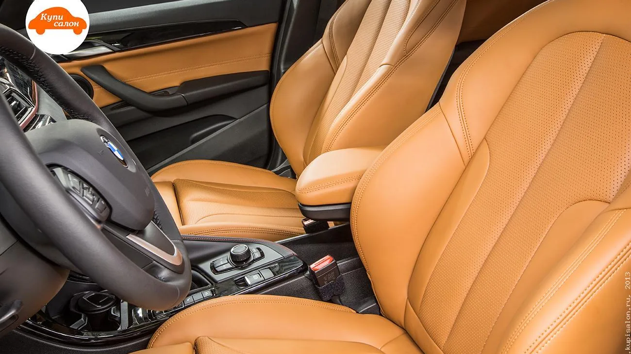 Дверная карта и кресло водителя BMW X1 предыдущего поколения, работа КупиСалон — обшивку двери снимают при установке доводчиков