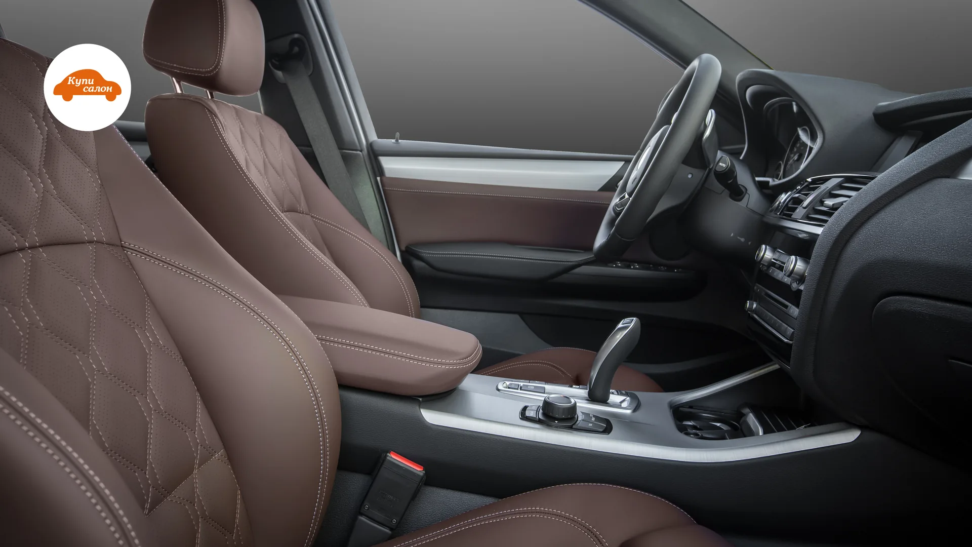 Перетяжка сидений BMW X3 — передние сиденья и центральный тоннель крупным планом