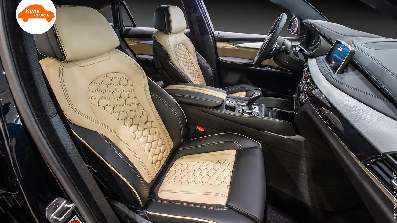 Перетяжка салона BMW X6 в двухцветную кожу с фигурной перфорацией и декоративным кантом.