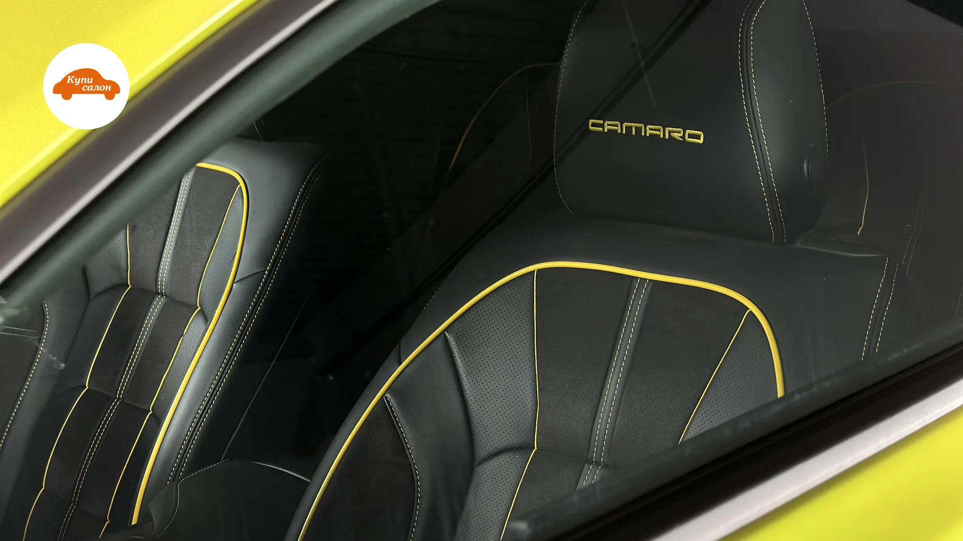 Перетяжка сидений Chevrolet Camaro черной кожей с желтой строчкой и вышивкой