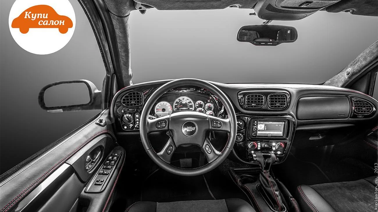 Перетяжка салона Chevrolet Trailblazer черной кожей и алькантарой с красной строчкой