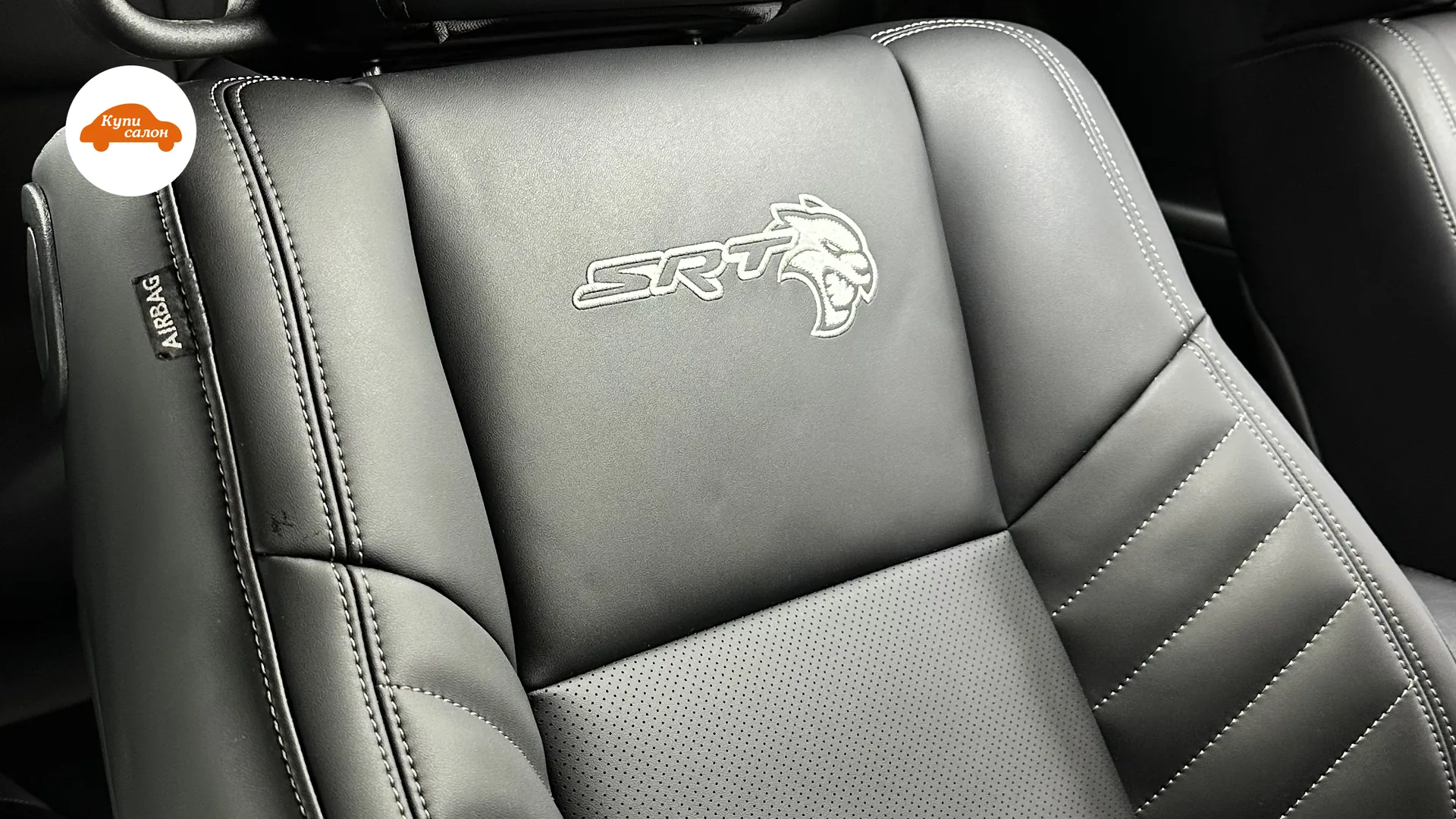 Перетяжка сидений Dodge Challenger SRT в черной коже с белой строчкой и вышивкой