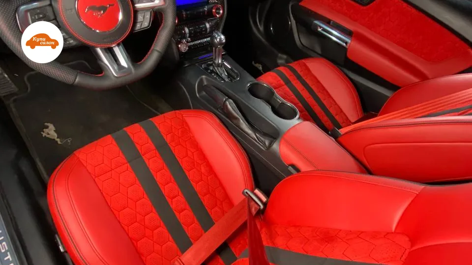Перетяжка салона Ford Mustang: сиденья, руль, дверные вставки красной кожей с сотовой перфорацией и черными полосами