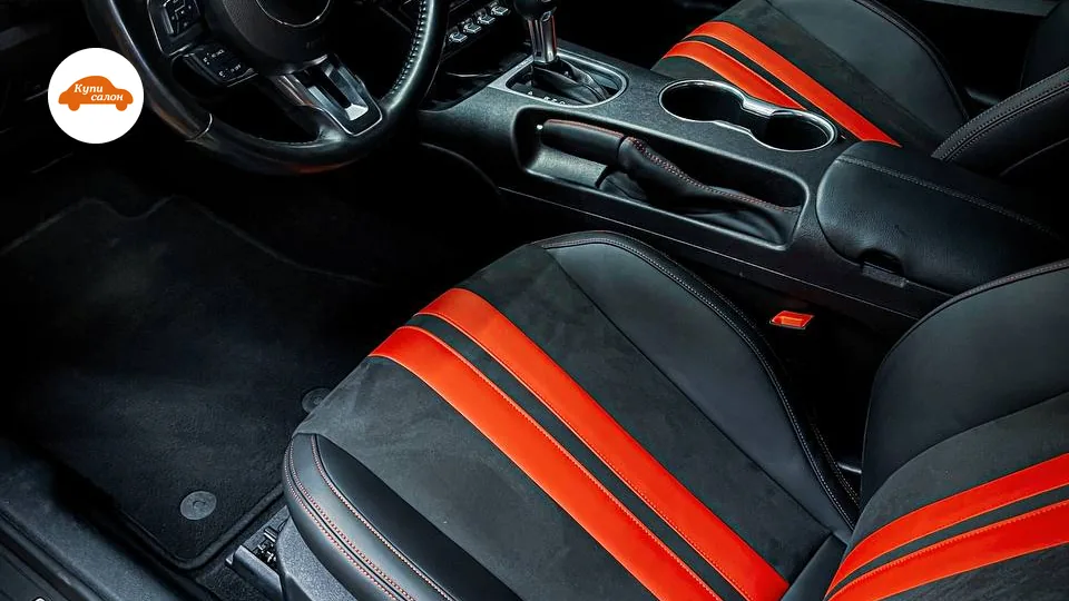 Перетяжка салона Ford Mustang: сиденья, руль, консоль в черной коже и алькантаре с красными вставками и строчкой
