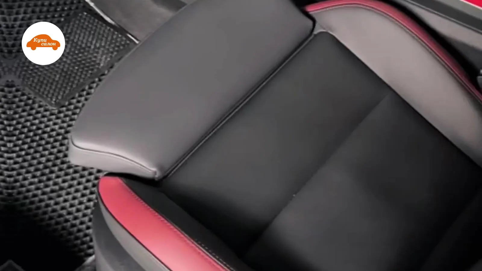 Интерьер Geely с перетяжкой сидений из экокожи черного и красного цвета, перетяжка руля, центральной консоли и коврики