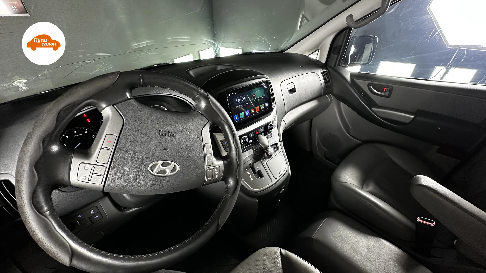Перетяжка руля Hyundai — передний салон от водительской двери, руль крупным планом