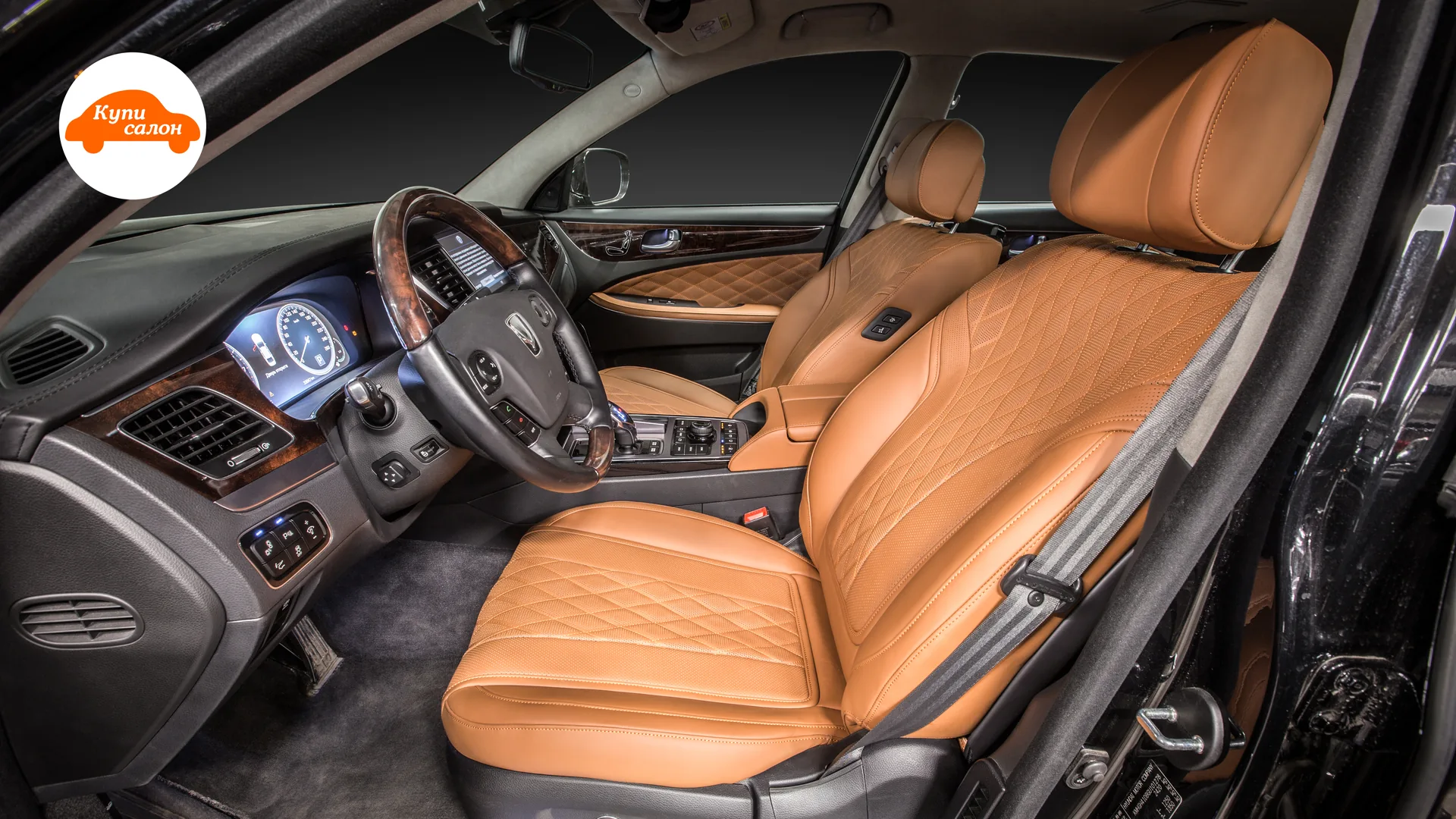 Перетяжка сидений Hyundai Equus — передняя часть салона через водительскую дверь