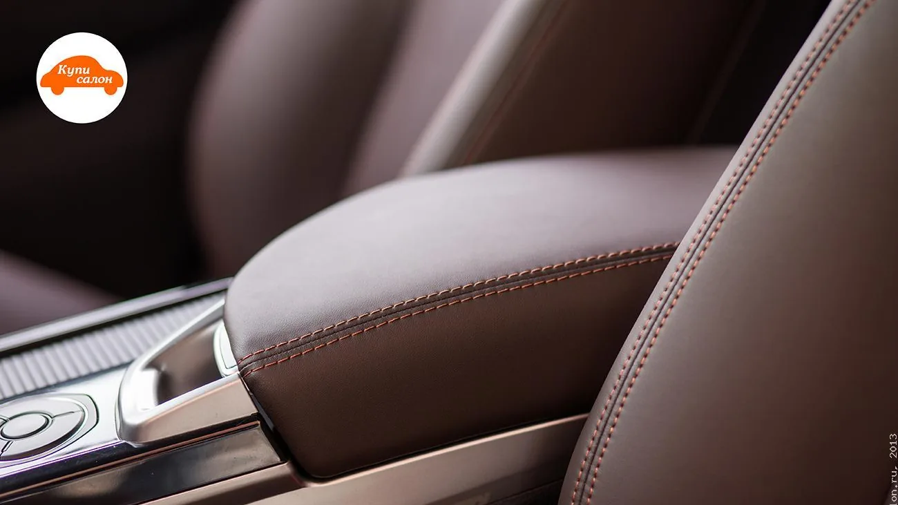 Перетяжка сидений Hyundai I40 — крупный план центрального подлокотника и боковины сиденья