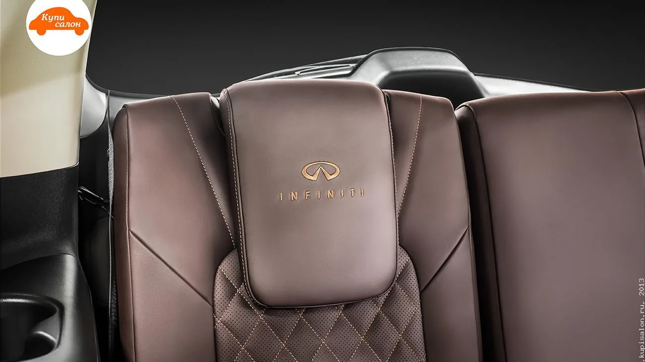 Перетяжка заднего ряда сидений Infiniti коричневой кожей с ромбовидной перфорацией и тиснением логотипа.