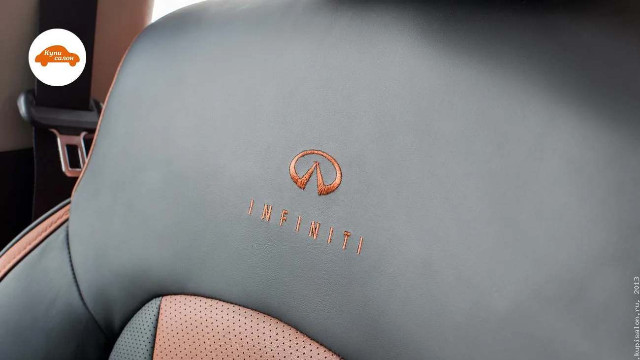 Перетяжка сидений Infiniti QX56 — крупный план вышивки на спинке сиденья