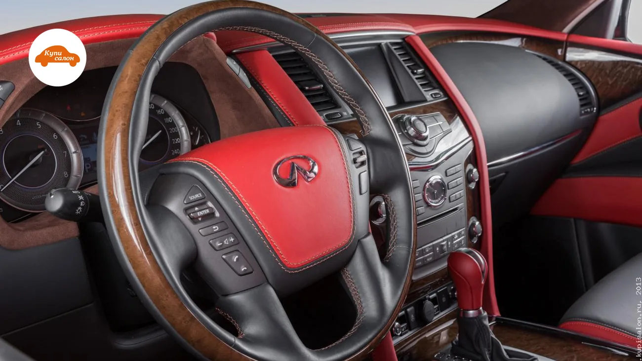Интерьер Infiniti с тюнингом: руль, торпедо и консоль перетянуты красной кожей и деревом