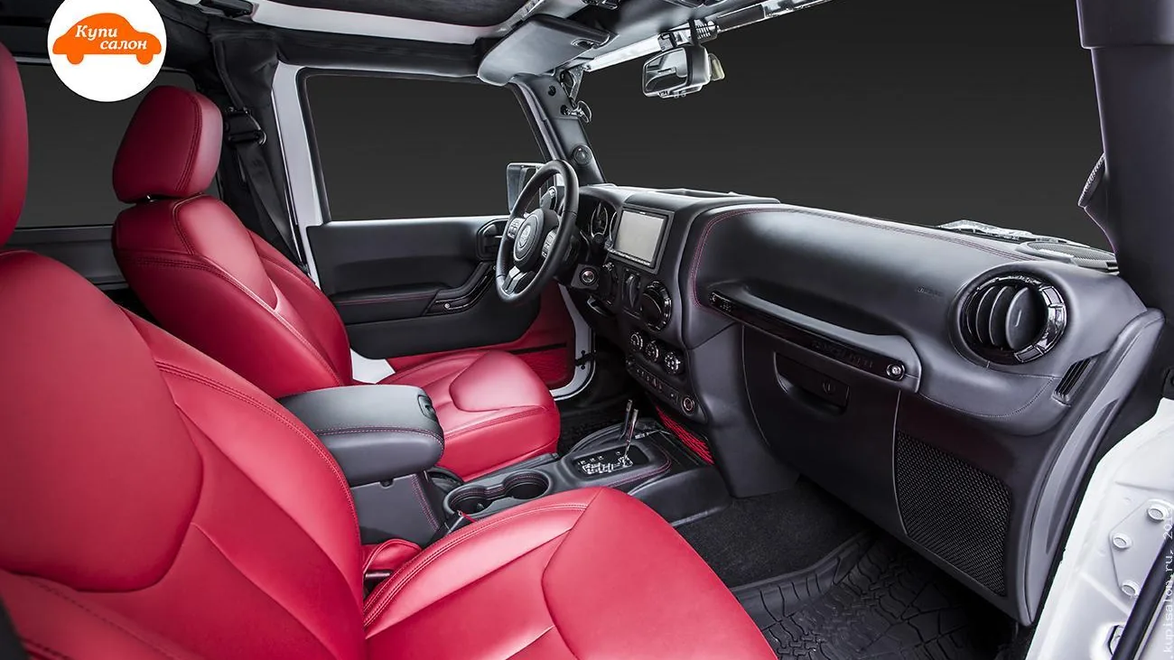Интерьер Jeep Wrangler с перетяжкой сидений, руля, торпеды и дверных карт в красную и черную кожу с красной строчкой